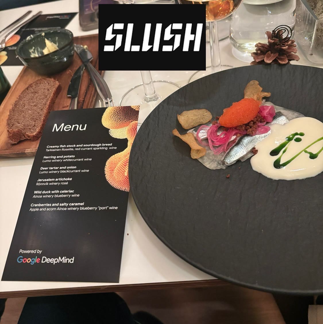Google DeepMindin illallisen menu ja annos, kuvassa Slush-tunnus.
