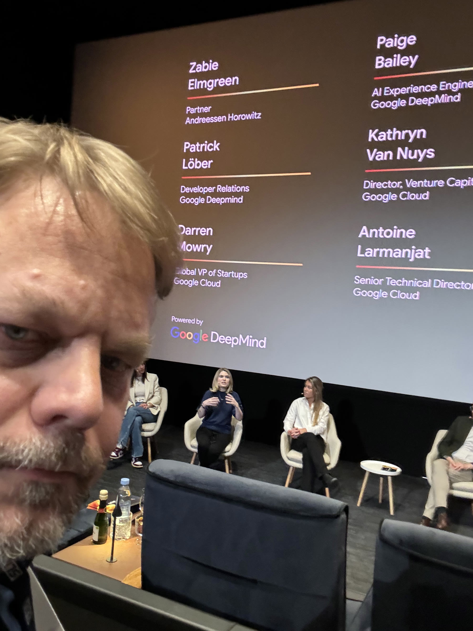 Sami Miettinen Google DeepMindin paneelin äärellä.